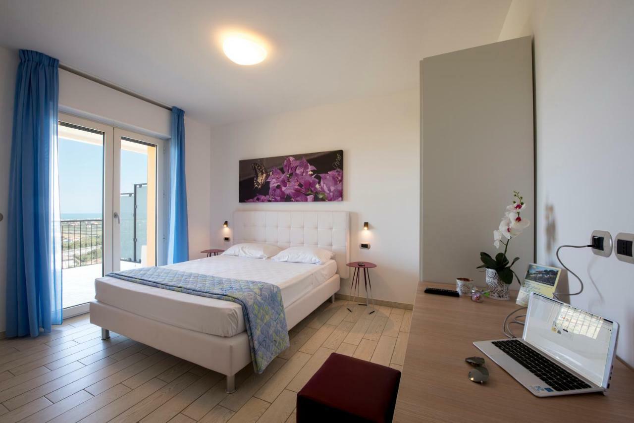 Bed and Breakfast Il Giardino Sul Mare Martinsicuro Exterior foto